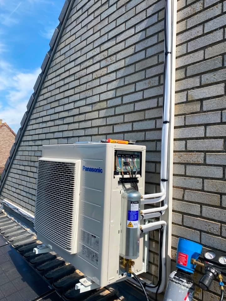 Unité extérieure Panasonic installée sur une toiture