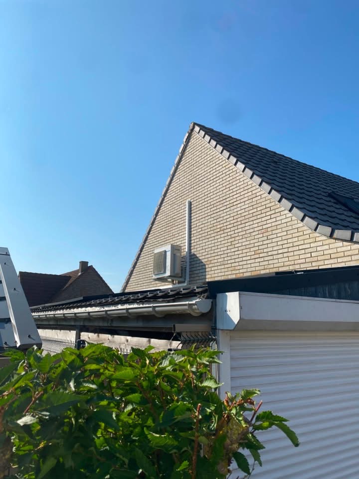 Installation extérieure de climatisation sur une maison