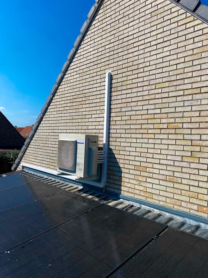 Unité extérieure de climatisation avec panneaux solaires