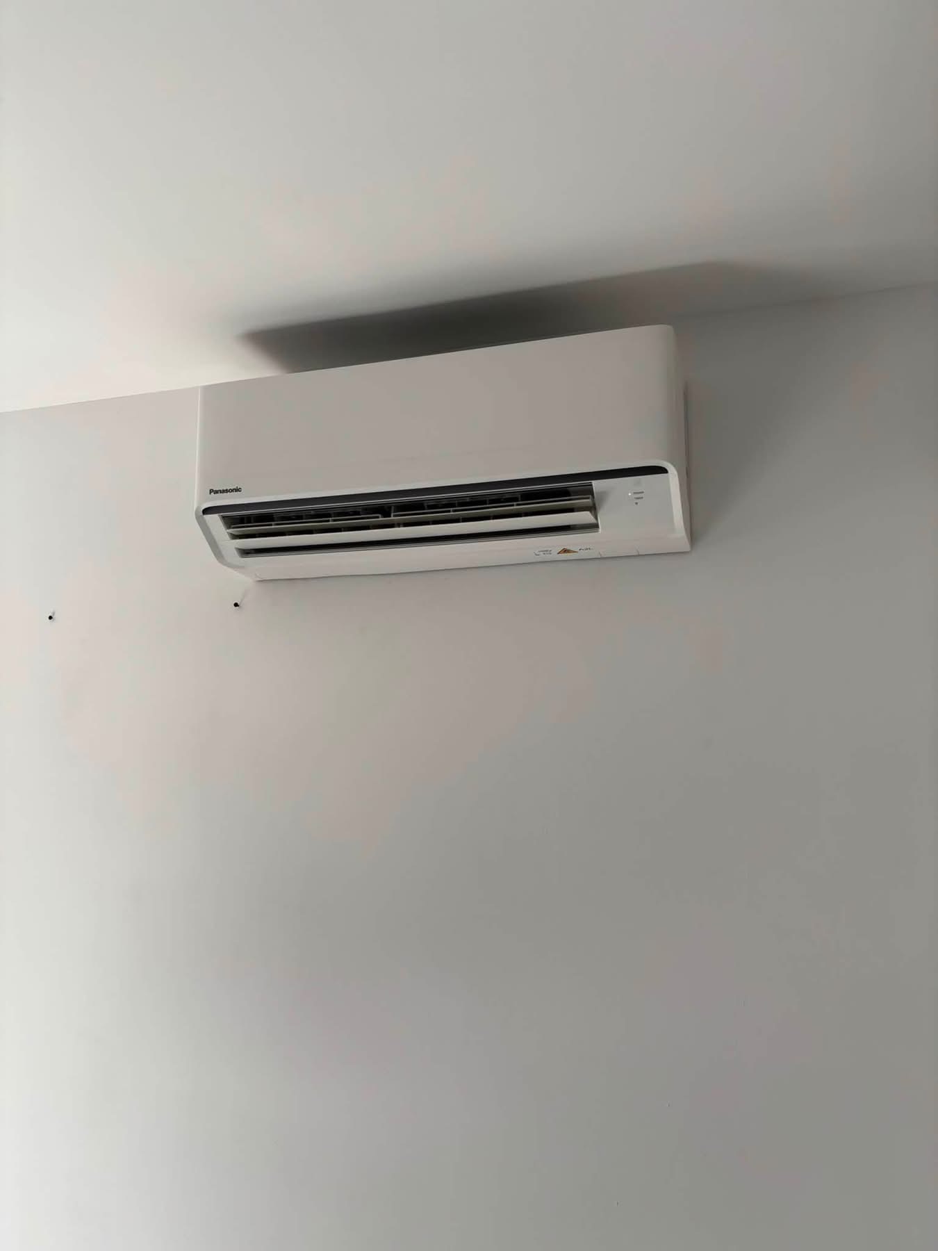 Unité intérieure Panasonic de climatisation installée dans une pièce